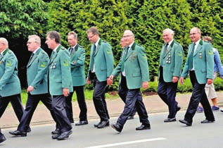 In Grün: Die Schützen marschieren beim Festumzug. In Grün: Die Schützen marschieren beim Festumzug.